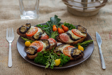 Tartine saumon aubergine