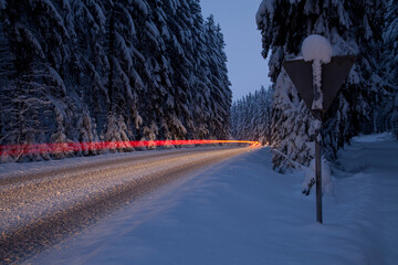 PKW Verkehr bei Eis und Schnee in der Nacht