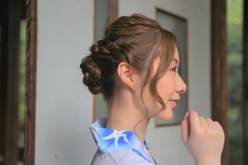 縁側でたたずむ美しい浴衣女性
