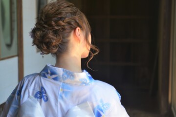 縁側でたたずむ美しい浴衣女性の後ろ姿