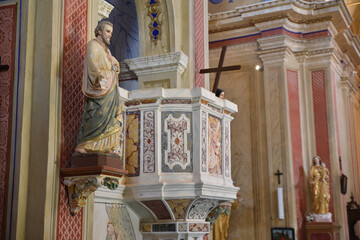 Statue et chaire de l'église Saint-André à Sant'Andrea di Bozio, Corse