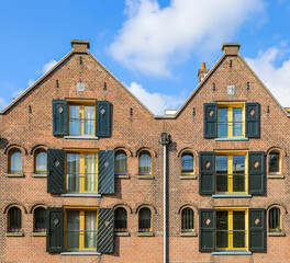 Holländische Fassade mit traditionellen Fensterläden