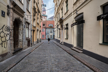 Fototapeta na wymiar Picturesque street in Old Town of Riga, colorful, well preserved , historic buildings , cobble stones paved and winding narrow street, Riga, Latvia.
