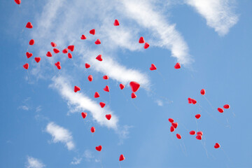 Herz Luftballons am blauen Himmel