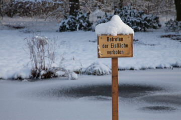 Schild: Betreten der Eisfläche verboten