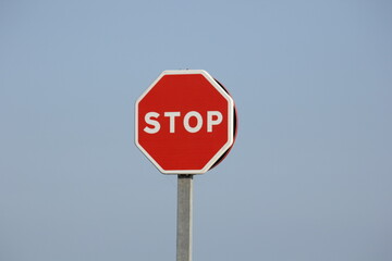 señal de stop con fondo azul
