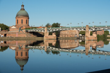 panorama sur église et pont se reflétant sur un fleuve en ville 
