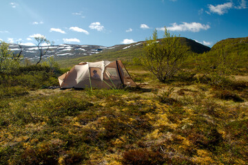 Namiot na tle krajobrazu górskiego © WGBN