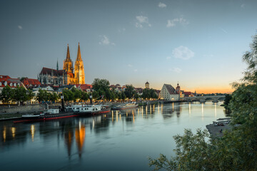 Blick auf Donau und Dom bei Sonneuntergang und Twilight