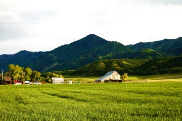 Mendon Peak Barn - Cache Valley, Utah, USA © Borysfx
