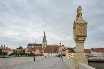 Fototapeta na wymiar Steinerne Brücke, Blick auf Dom mit Bruckmandl, Brückenmännchen, Skulptur