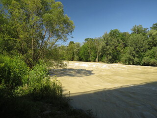 Hochwasser an der isar nördlich von München nach mehreren Tagen Regen