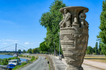 Rheinpromenade mit Skulptur in Düsseldorf