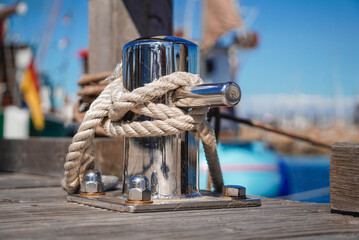 Seilknoten am Bootshafen von Heiligenhafen an der Ostsee in Schleswig-Holstein