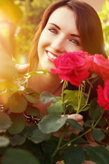 Naklejka premium hübsche Frau mit Rosen
