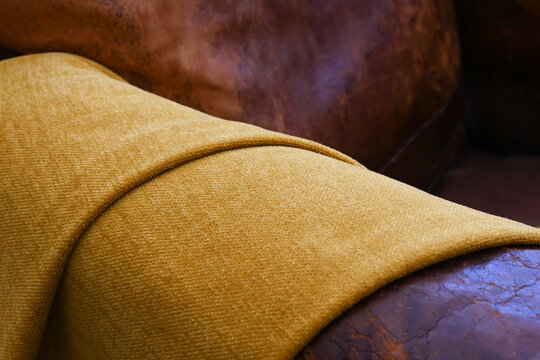 tissu jaune sur accoudoir fauteuils cuir