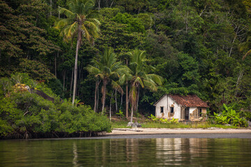 Obraz premium Abandoned house in beach of Saco do Mamanguá - Rio de Janeiro - Brazil