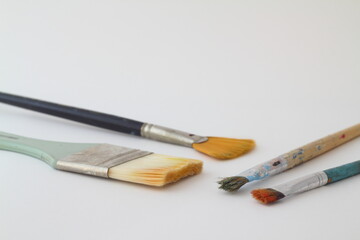 Obraz premium Dirty rusty paint brush isolated on white background