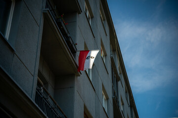 Fototapeta na wymiar flaga RP Polski z symbolem na budynku