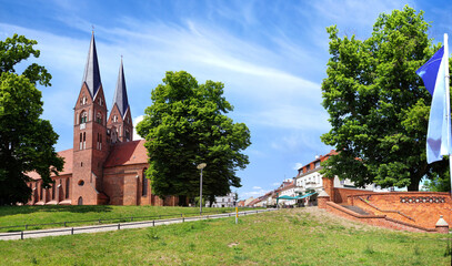 Neuruppin , Neuruppiner See with the monastery church Sankt Trinitatis in the background