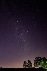 Fototapeta premium Céu noturno estrelado observado da zona rural