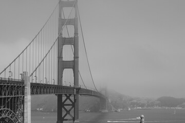 Famous Golden Gate Bridge, San Francisco, Californie, États-Unis, USA in black and white, monochrome.
