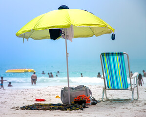 guarda-sol na praia cadeira de praia na areia e mar. beach chair sun sand 