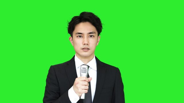 アナウンサー　レポーター　笑顔無し　クロマキー合成用