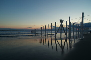 海岸エリアを分ける杭、そして空と海と砂浜がきれいです。
The stakes that...