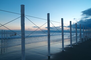 海岸エリアを分ける杭、そして空と海と砂浜がきれいです。
The stakes that...