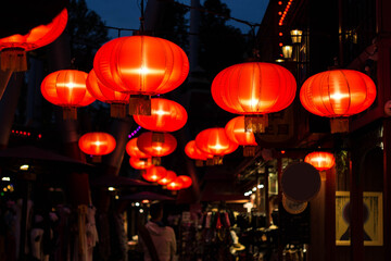 Obraz na płótnie Canvas red round traditional chinese lanterns at night in a park