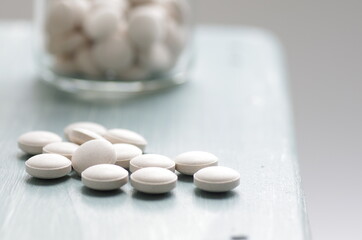 薬（錠剤）と薬瓶