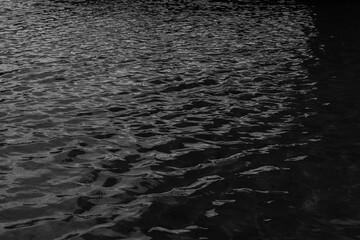 コントラストが強いモノクロの水面