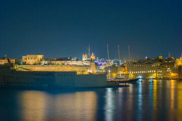Fototapeta na wymiar panoramic view of a bay of Valletta at night