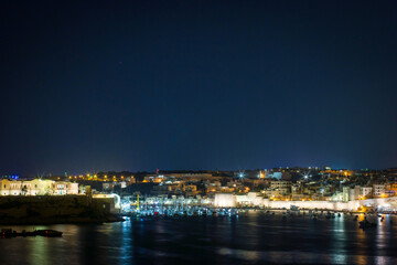 Fototapeta na wymiar panoramic view of a bay of Valletta at night