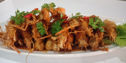 Fried shrimp with crispy vegetables is delicious.