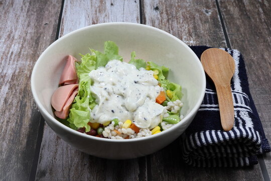 Traditional Fresh And Organic Mixed Vegetable Dressing With Salad Cream In The Bowl. Famous Healthy And Low Fat Menu In Asia Restaurant. 