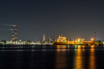 Fototapeta na wymiar 堺泉北臨海工業地帯の夜景と停泊中の船　高石市側から