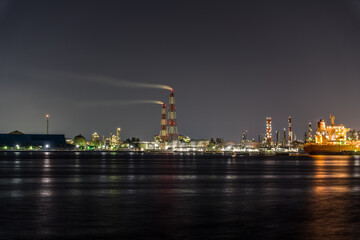 Fototapeta na wymiar 堺泉北臨海工業地帯の夜景と停泊中の船　高石市側から