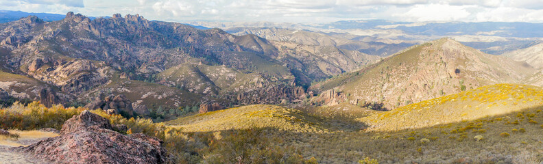 Fototapeta na wymiar Expansive views via North Chalone Peak at Pinnacles National Park, Central California, USA.