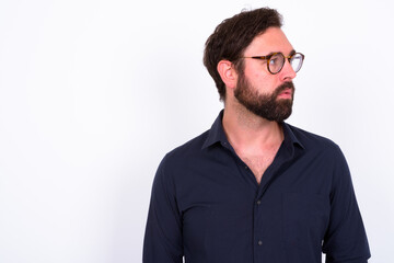 Obraz premium Portrait of handsome bearded businessman with eyeglasses