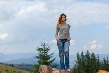 Naklejka premium girl posing and gesturing in the mountains