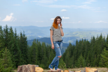 Naklejka premium girl posing and gesturing in the mountains