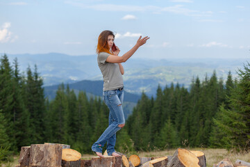 Naklejka premium girl posing and gesturing in the mountains
