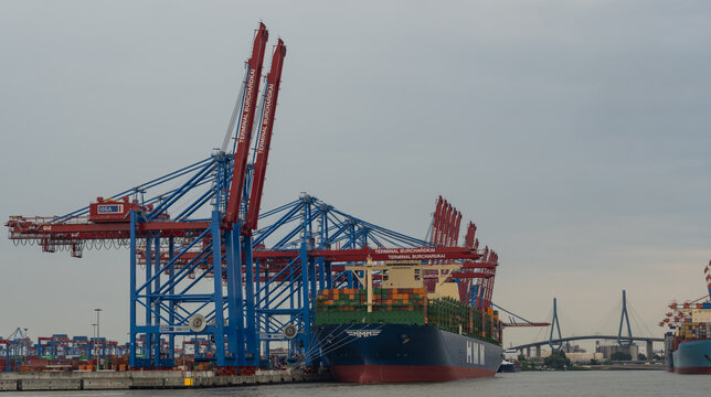 Container Terminal  Eurogate Burchardkai in Hamburg, Beladen und Entladen von den Reederei Container Schiffen APL, HMM und die K&ouml;hlbrandbr&uuml;cke