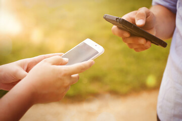 Hände mit Smartphone