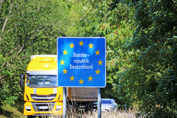Symbolbild für Binnenhandel in der EU: LKW an der deutsch-französischen Grenze zwischen...