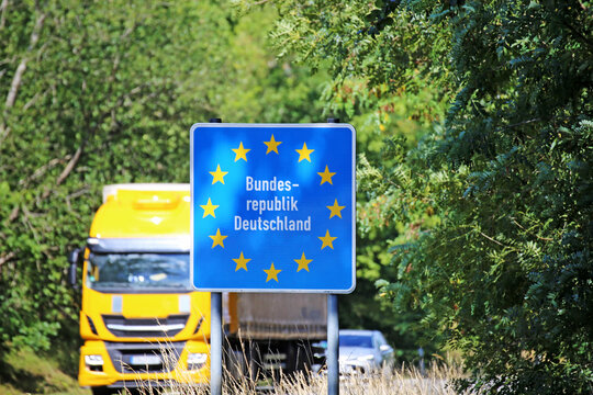 Symbolbild f&uuml;r Binnenhandel in der EU: LKW an der deutsch-franz&ouml;sischen Grenze zwischen Lothringen und der Pfalz