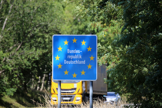 Symbolbild f&uuml;r Binnenhandel in der EU: LKW an der deutsch-franz&ouml;sischen Grenze zwischen Lothringen und der Pfalz