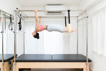 ピラティスをする女性